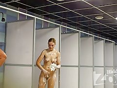 Blonde med fantastiske krop tager et brusebad.