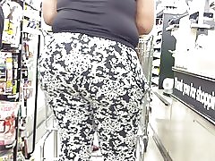 Jiggly land røv på dollar butik.