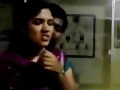 Indiske studerende kys med kæreste