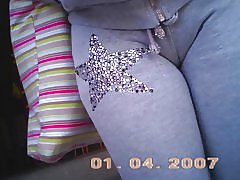 Kamel med grå bukser