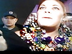 To venner blinkende fisse med en rød hoved med store bryster