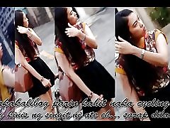 Boso gul pige i hvide cykling