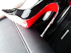 Slikke mig ren hæle! tøs i bil leatheramp; louboutin hæle